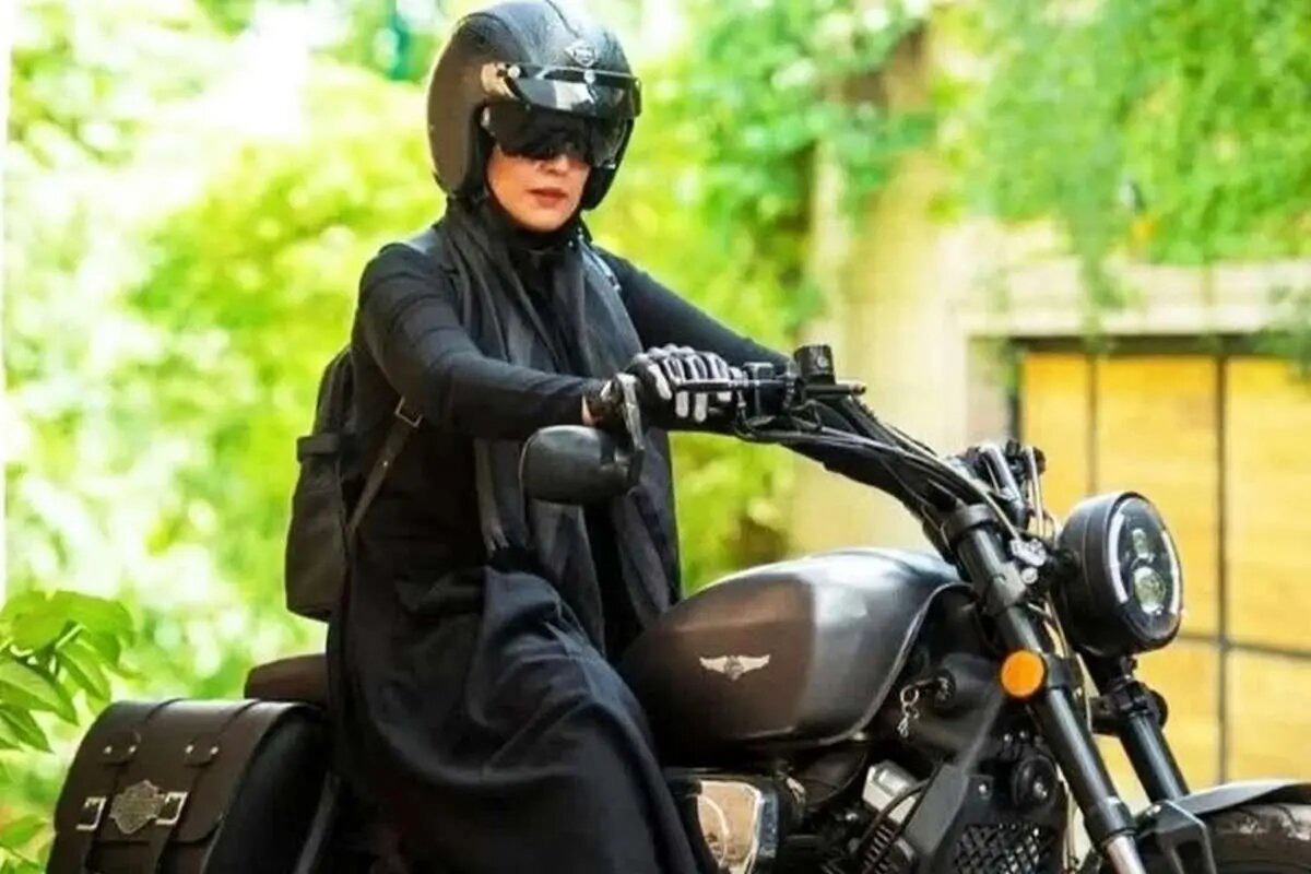 گواهینامه موتورسیکلت بانوان در پیچ اما و اگرهای قانونی تک چرخ میزند