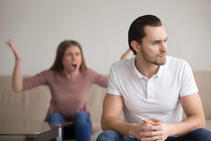 چشم شوهرم به دنبال حقوق ناچیز من است!