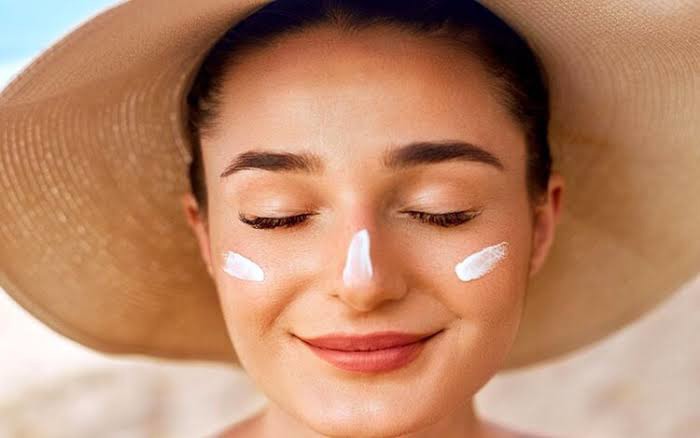 چه اندازه از ضدآفتاب باید روی صورتمون بزنیم؟!