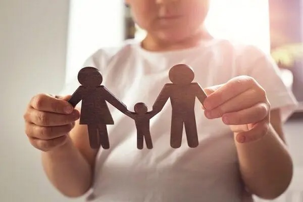 فرزندخوانده چه زمانی می‌تواند نام والدین واقعی خود را بداند؟