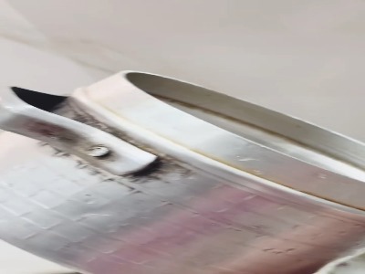 قابلمه ای که غذا بهش چسبیده و سوخته رو با این روش تمیز کن