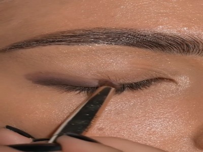 یک تکنیک آرایشی برای درخشنده شدن چشمها