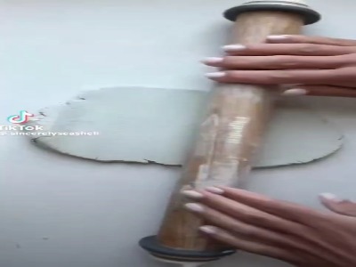 یک سفال خوشگل با خمیر