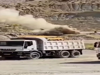 لحظات دلهره‌آور واژگونی کامیون ترمز بریده