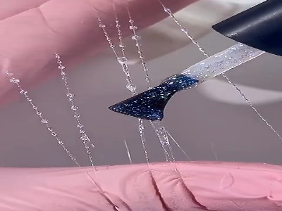 یک دیزاین ناخن شگفت انگیز با تار مو
