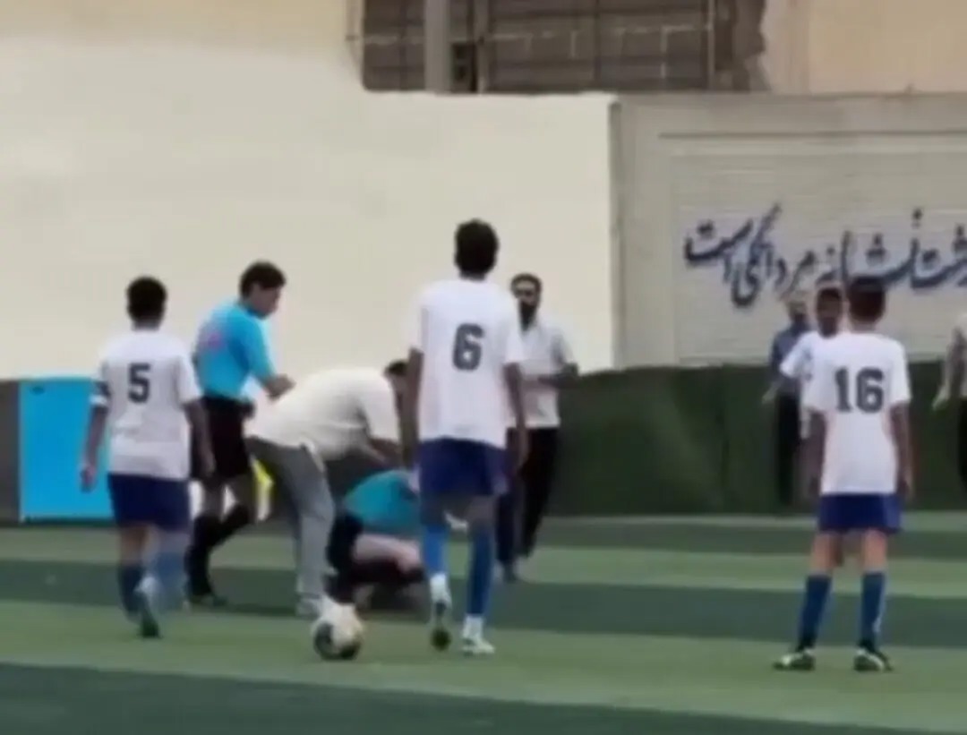 بازهم فاجعه در فوتبال؛ کتک زدن داور این بار در اصفهان