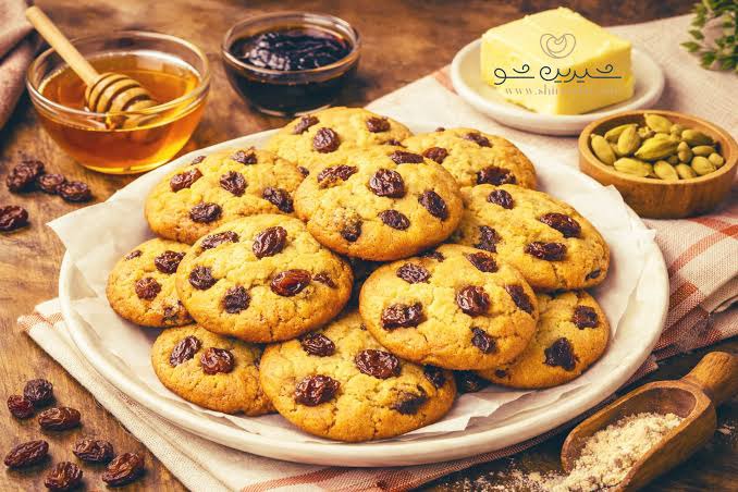 شیرینی کشمشی کنار چای محشر