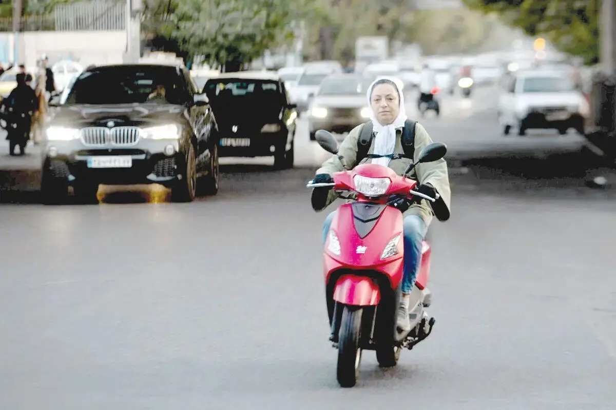 آنچه زنان موتورسوار در خیابان تجربه می‌کنند؛ از تصادف‌های عمدی ماشین‌ها و تمسخر تا ترس از شکایت