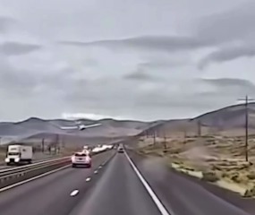 لحظه فرود یک هواپیما در بزرگراه